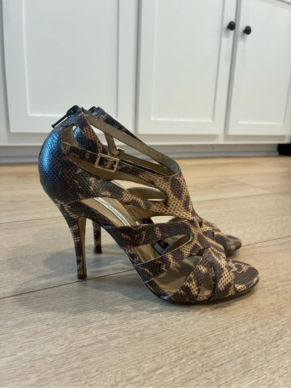 Diane Von Furstenberg Women’s Strappy Brown Snakeskin Stiletto Heel Size 7